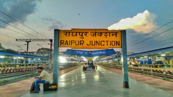 विधायक जी का मोबाइल पार! रायपुर रेलवे स्टेशन पर विधायक के मोबाइल की पॉकेटमारी,1 लाख है मोबाइल की कीमत&hellip;विधायक के सुरक्षाकर्मी का काटा जेब...