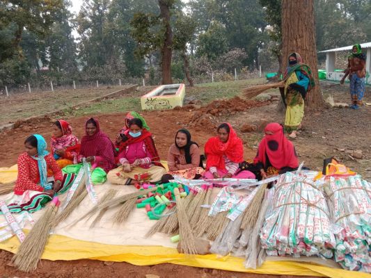 छत्तीसगढ़: साढ़े 3 हज़ार से ज्यादा कांटा झाड़ू बिके, सुदूर ग्रामीण क्षेत्र जनकपुर के प्रगति समूह को मिला 40 हजार से ज्यादा का लाभ, पड़ोसी राज्यों तक पहुंच रहे छत्तीसगढ़ के कांटा झाड़ू