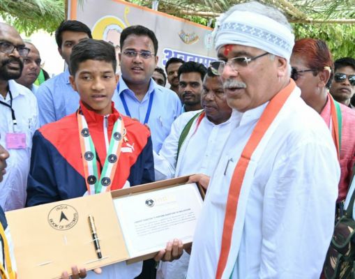 छत्तीसगढ़: पिता को नक्सलियों ने गांव से भगाया, बेटे ने देश में मान दिलाया, अबूझमाड़ से निकलकर 12 साल के राकेश ने जीती राष्ट्रीय मल्लखंभ प्रतियोगिता...गिनीज बुक आफ रिकार्ड के नामांकन राशि के लिए मुख्यमंत्री ने कलेक्टर को दिए निर्देश...इंडिया बुक आफ रिकार्ड में शामिल हुआ नाम..पहले और दूसरे दोनों स्थान पर अबूझमाड़ के खिलाड़ी