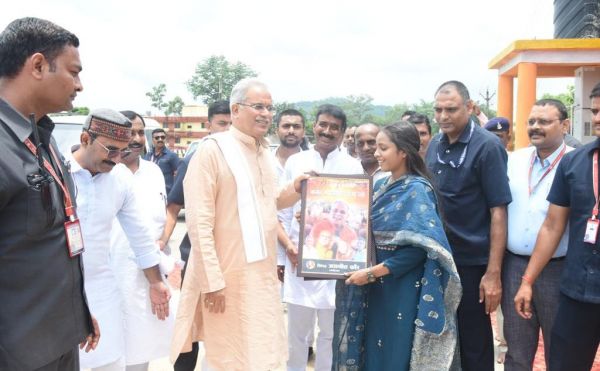 श्री विजय हनुमान मंदिर दर्शन कर मुख्यमंत्री श्री भूपेश बघेल को निकलते देख गायिका जसमीत कौर  ने सीएम को कका बोल कर आवाज़ दी..