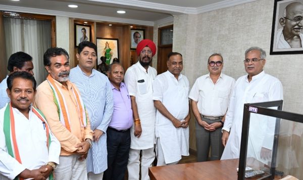 मुख्यमंत्री श्री भूपेश बघेल से रायपुर नगर पालिक निगम के महापौर व पार्षदों ने की सौजन्य मुलाकात