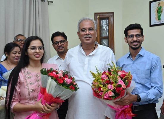 मुख्यमंत्री श्री बघेल से सीजी पीएससी-2021 के टॉपर्स कु. प्रज्ञा नायक ने की सौजन्य मुलाकात