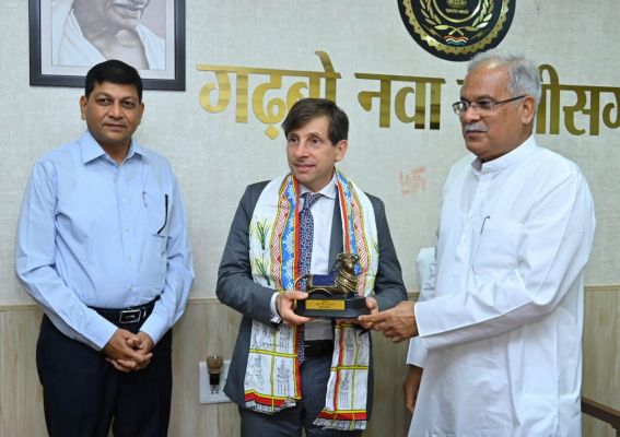 मुख्यमंत्री से फ्रांस के कौंसल जनरल ने की सौजन्य मुलाकात