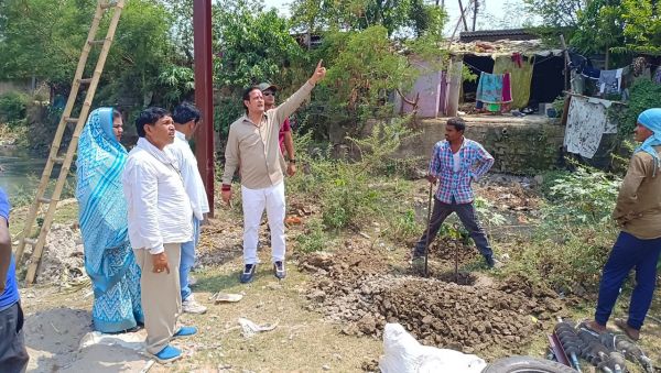 मुख्यमंत्री अधोसंरचना विकास योजना के तहत् 18.00 लाख रूपये के स्वीकृत विद्युतीकरण कार्य को नौटप्पा में खड़े होकर विधायक विकास उपाध्याय ने कराया