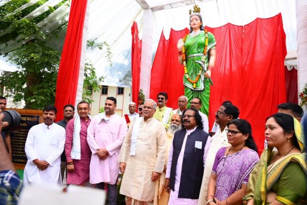 कलेक्ट्रेट परिसर में छत्तीसगढ़ महतारी की प्रतिमा का किया अनावरण