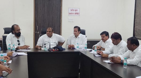 रायपुर संभाग के कार्यकर्ता सम्मेलन हेतु राजीव भवन में बैठक आहुत हुई