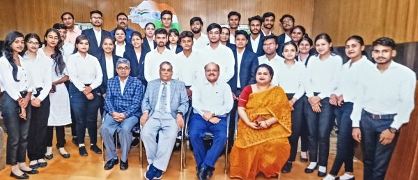 विधि विश्वविद्यालयों के 45 छात्रों ने &lsquo;टी विथ डिग्निट्रिज&rsquo; कार्यक्रम में लिया हिस्सा