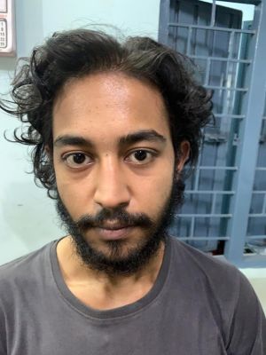 थाना तेलीबांधा क्षेत्रांतर्गत लाभाण्डी स्थित होटल कोर्टयार्ड मैरियेट के बाजू गली पास आरोपियों को ब्राउन शुगर के साथ रंगे हाथ पकड़ा गया।