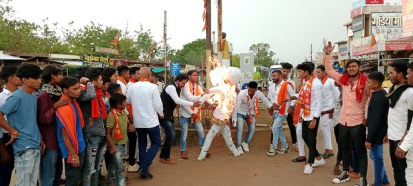 शिव सेना द्वारा खरोरा तिगड्डा चौक में पुतला दहन कर प्रदर्शन किया गया 