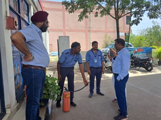 दक्षिण पूर्व मध्य रेलवे रायपुर रेल मंडल केे संरक्षा विभाग समपार फाटक जागरूकता अभियान चलाया जा रहा है 