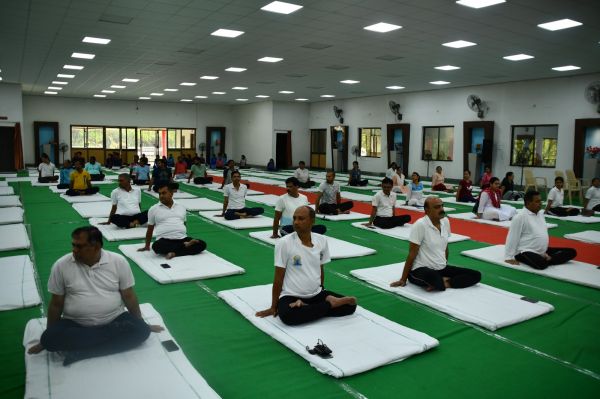 *9वे अंतर्राष्ट्रीय योग दिवस के अवसर पर रायपुर रेल मंडल में योग प्रदर्शन*