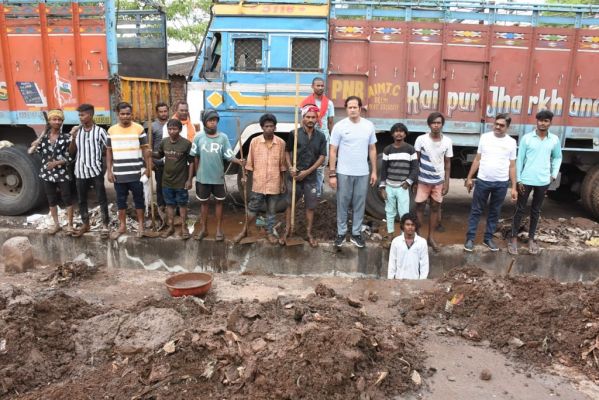 समता-चौबे कॉलोनी एवं हीरापुर रिंग रोड में नाली एवं नालों की सफाई गैंगजोन से खड़े होकर कराई गई - विकास उपाध्याय