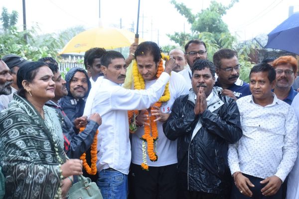 विधायक ,वरिष्ठजन एवं नेता और कार्यकर्ताओं से कर रहे सीधे संवाद