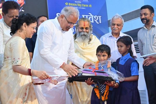 शाला प्रवेश उत्सव : राजनांदगांव में नव प्रवेशी बच्चों को गणवेश, पाठ्यपुस्तक और 40 बालिकाओं को निःशुल्क सरस्वती सायकल वितरित