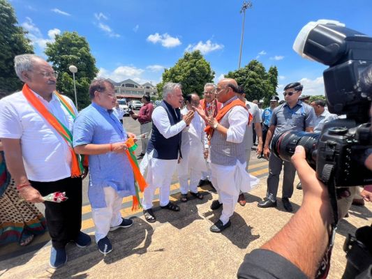 केंद्रीय रक्षा मंत्री भाजपा वरिष्ठ नेता श्री राजनाथ सिंह जी का रायपुर एयरपोर्ट पर भाजपा नेताओं ने स्वागत किया