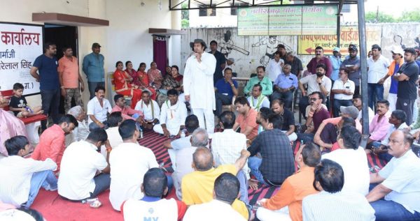 इसी कड़ी में आज ठाकुर प्यारेलाल वार्ड 40 मे बैठक बातचीत- विकास उपाध्याय