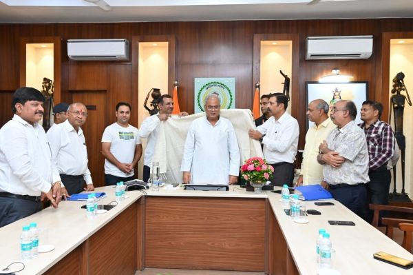 चेंबर का प्रतिनिधिमंडल व्यापारिक विषयों को लेकर मुख्यमंत्री जी से मिला
