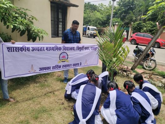 शासकीय उच्चतर माध्यमिक विद्यालय त्रिमूर्ति नगर के छात्र - छात्राओं ने सामूहिक पौधरोपण किया