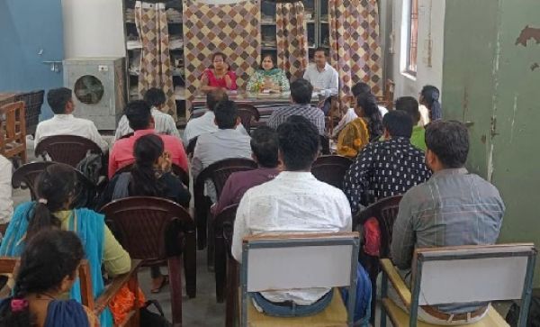 एसडीएम चंद्रकार ने पटवारियों की बैठक में समय सीमा पर निराकरण करने के दिए निर्देश
