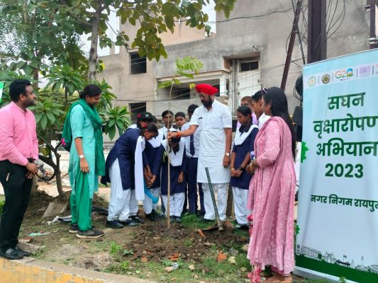 रायपुर उत्तर विधायक श्री कुलदीप सिंह जुनेजा ने छात्र - छात्राओं के साथ मिलकर देवेन्द्र नगर मार्ग विभाजक के मध्य किया पौधरोपण