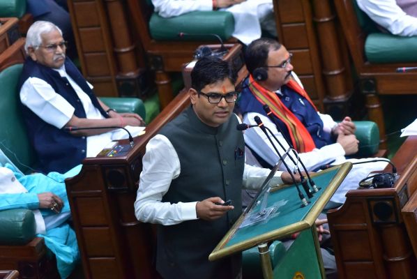 छत्तीसगढ़ बजट: 10 लाख करोड़ के लक्ष्य का इस्तेमाल कर रही है सरकार, विकास के कई क्षेत्रों में प्राथमिकता।