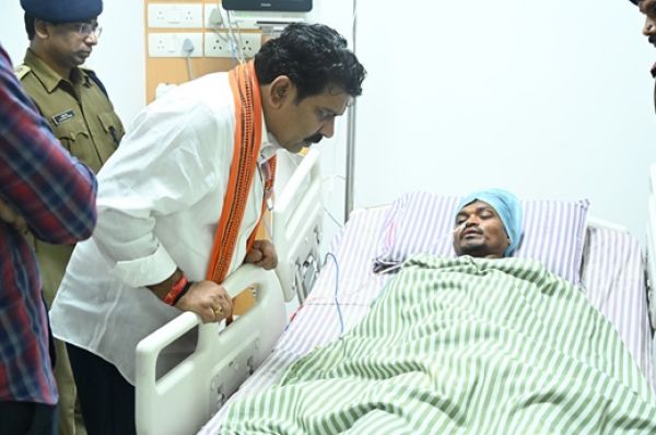 "उपमुख्यमंत्री एवं गृहमंत्री श्री विजय शर्मा घायल जवान से मिलने पहुँचे अस्पताल: नक्सलियों के खिलाफ लड़ाई हुई तेज"