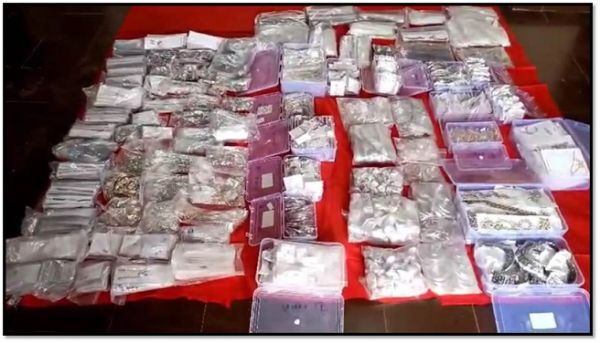 महासमुंद: चांदी के आभूषण के साथ पुलिस ने दो लोगों गिरफ्तार किया,जब्त चांदी की कीमत 42 लाख रुपये;देखे...