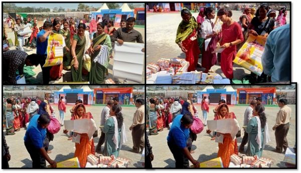 महतारी वन्दन सम्मेलन में प्रचार सामग्री का वितरण,आम नागरिक ,सरकार की योजनाओं की कर रहे है मुक्तकंठ से सराहना