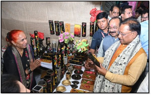 रायपुर: मुख्यमंत्री विष्णुदेव साय ने "जगार-2024 'हस्तशिल्प एवं हाथकरघा' प्रदर्शनी" का उद्घाटन किया