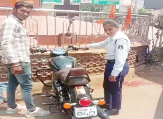पटाखे की आवाज में दौड़ाई बुलेट, पुलिस ने 5 हजार रुपए काटा चालान