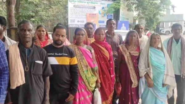 छत्तीसगढ़ में महिला समूह से धोखाधड़ी : 8 बैंकों से 46 लाख का लिया लोन, फिर पैसे लेकर पति-पत्नी फरार, महिलाओं ने कलेक्टर-एसपी से की शिकायत
