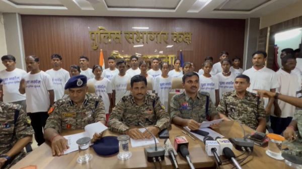 40 लाख के इनामी 22 नक्सलियों ने किया आत्मसमर्पण, एक दंपति भी शामिल