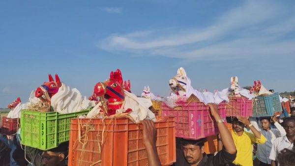 बाबा हरदेव का अनोखा मंदिर, जहां मुराद पूरी होने पर भक्त चढ़ाते हैं मिट्टी और सीमेंट के घोड़े