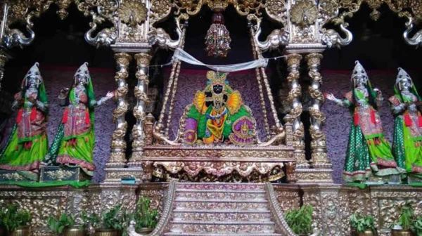 सोने-चांदी हिंडोले में विराजमान हुए बांके बिहारी, 5 लाख से अधिक से श्रद्धालु पहुंचे वृन्दावन, दर्शन के लिए भक्तों का लगा तांता &hellip;
