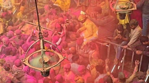 Braj Holi 2025: ब्रज में आज से 40 दिनों का होली उत्सव शुरू, बांके बिहारी मंदिर में जमकर गुलाब, अबीर उड़ा&hellip;