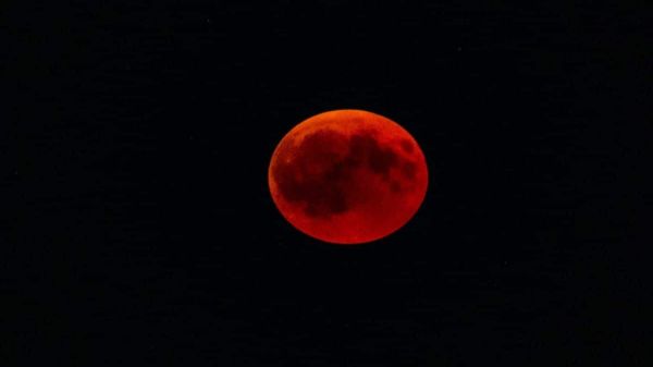 Blood Moon 2025: इस साल के पहले चंद्रग्रहण के दौरान दिखेगा ब्लड मून का अद्भुत नज़ारा, जानें भारत में कब और कैसे देखें