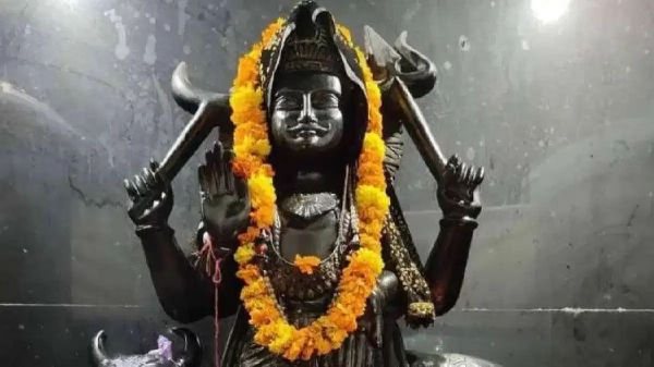 Shani Dosha Remedies: शनि दोष निवारण के लिए नहीं जा पा रहे शनि शिंगणापुर ? तो इन प्रसिद्ध मंदिरों में करें पूजा&hellip;