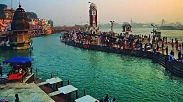 गंगाजल घर में रखने से पहले जान लें ये वास्तु नियम, बनी रहेगी पवित्रता और सकारात्मक ऊर्जा