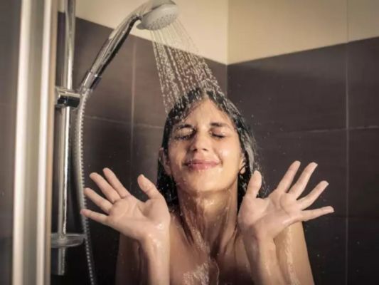 सावन में नहाने का ये आसान उपाय बदले भाग्य, जानें तुलसी स्नान का चमत्कारी प्रभाव