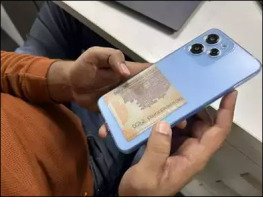 "ध्यान दें: फोन कवर में नोट रखने से आ सकते हैं खतरे, जानें कैसे"