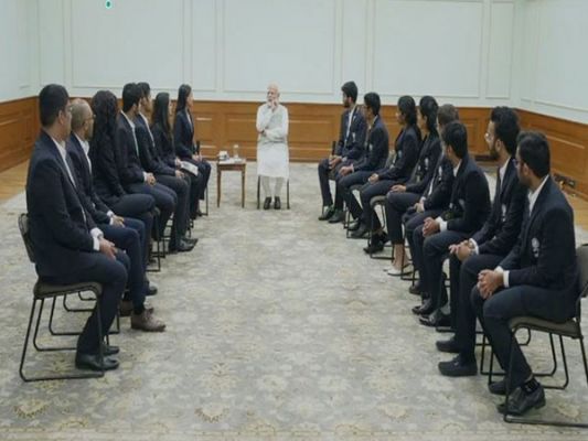 चेस ओलंपियाड​​​​​​​ विजेताओं से मिले पीएम मोदी, खिलाड़ियों ने दिया खास गिफ्ट